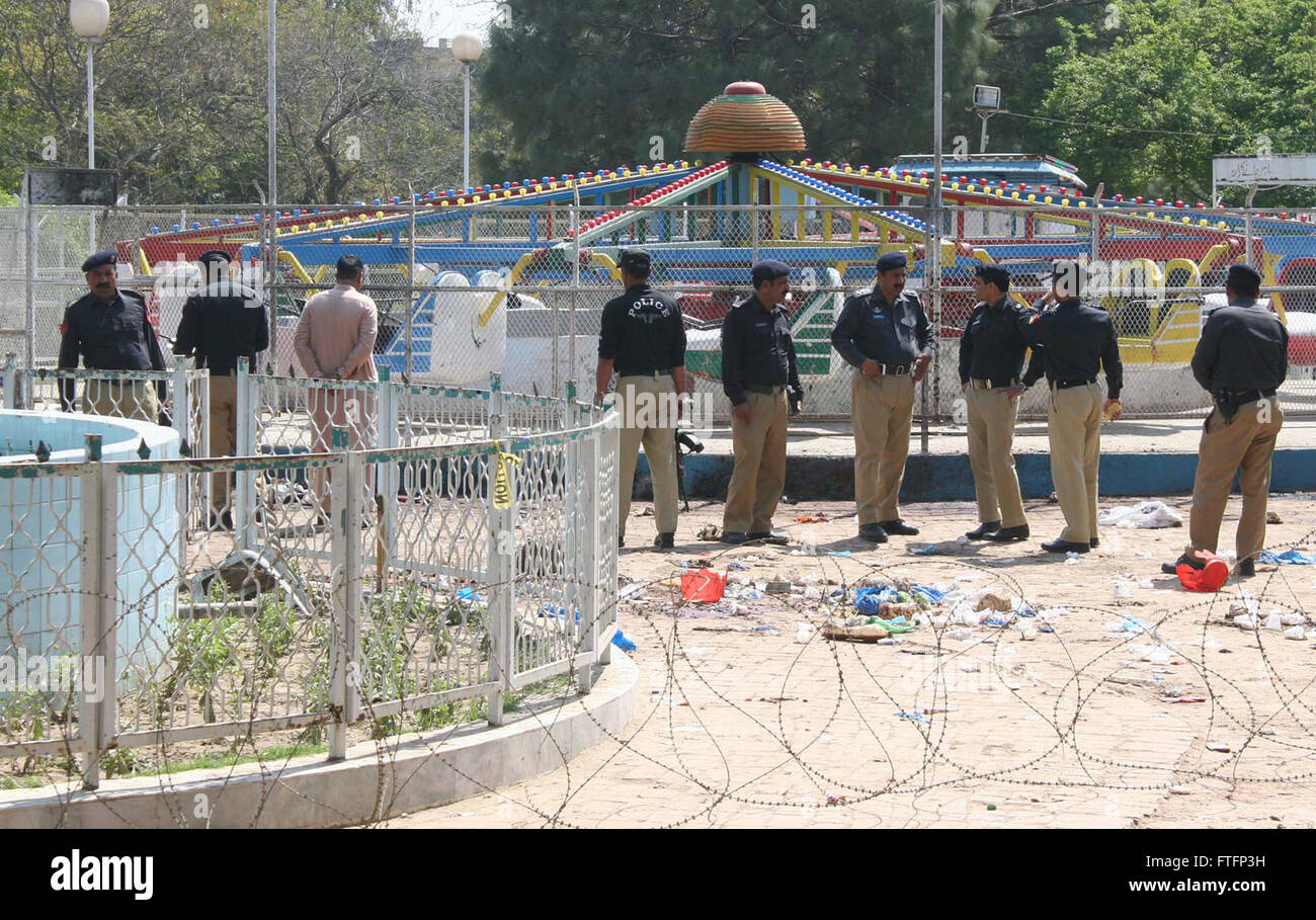 Il personale di sicurezza cordon fuori luogo il secondo giorno del suicida di BLAST su un parco situato in Gulshan-e-Iqbal area di Lahore, per investigazioni forensi lunedì, 28 marzo 2016. Almeno 72 persone sono state uccise e più di 233 feriti quando una bomba suicidi strappato attraverso lo spazio di parcheggio di un affollato parco a Lahore dove i cristiani sono state celebrando la Domenica di Pasqua. Foto Stock