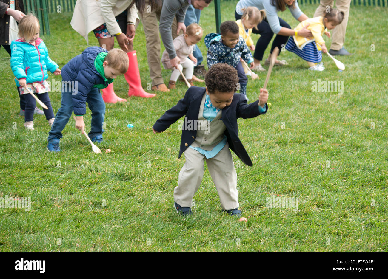 Washington DC, Stati Uniti d'America. 28 marzo, 2016.un giovane ragazzo partecipa all'annuale Easter Egg roll alla Casa Bianca. Il presidente Barack Obama e la First Lady Michelle Obama ha accolto migliaia di visitatori alla Casa Bianca South Lawn per l'evento annuale. Credito: Patsy Lynch/Alamy Live News Foto Stock