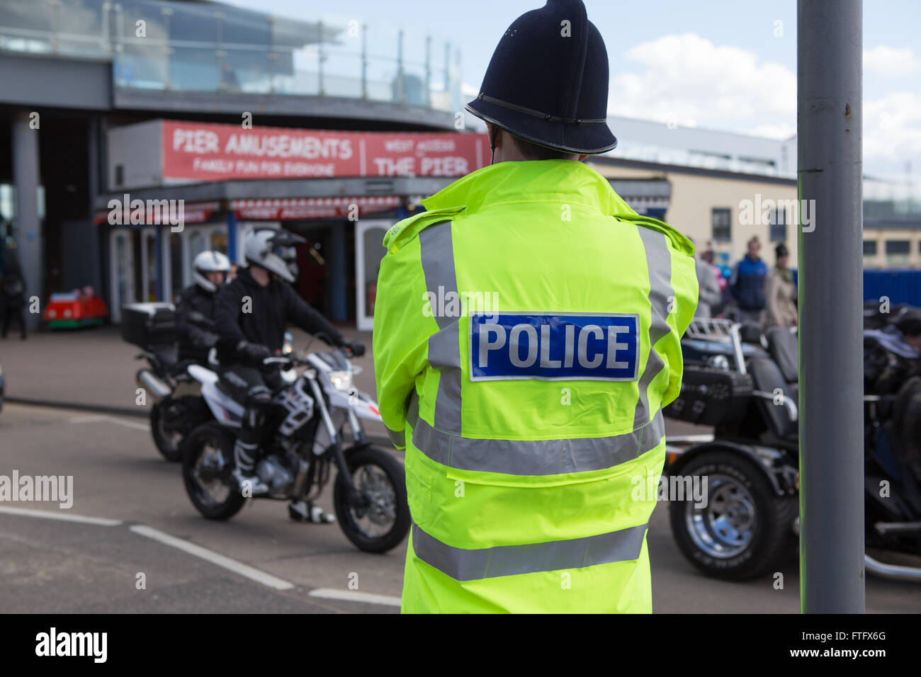 Southend-on-Sea, Essex, Regno Unito - 28 Marzo 2016. Il 'Southend Shakedown' è il primo incontro di massa di motociclisti lungo la passeggiata della Essex cittadina balneare del Lunedì di Pasqua bank holiday, tradizionalmente il primo appuntamento dell'anno - quindi 'shakedown'. Questo, il diciottesimo anno dell'evento, quasi non sono andate avanti grazie agli organizzatori la richiesta di £4k dalla polizia per aver partecipato. I commercianti locali è venuto in avanti a pagare il canone per fissare l'evento. Nonostante il cattivo tempo di tempesta Katie molte migliaia di ciclisti ancora fatto il viaggio Foto Stock