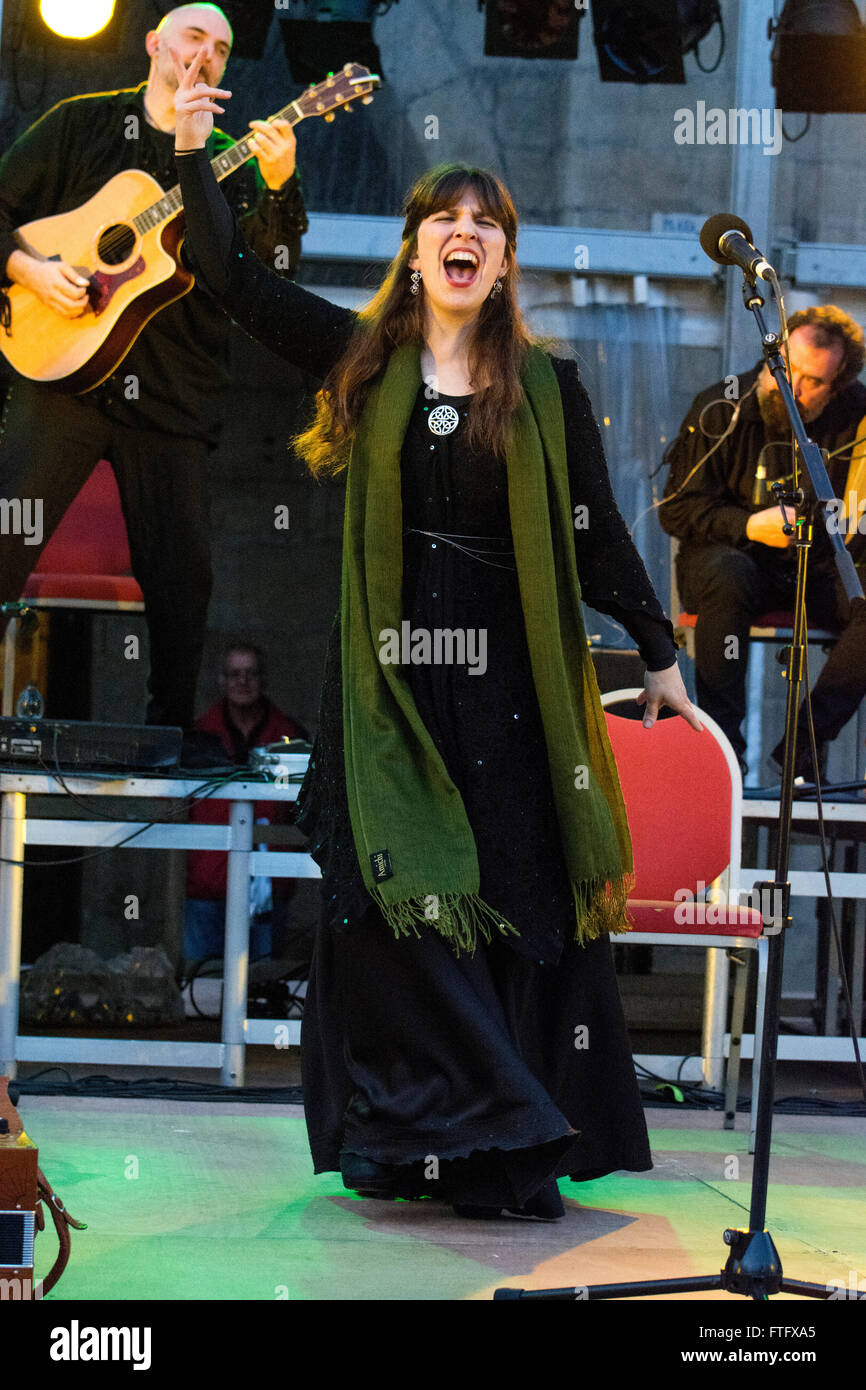 Aviles, Spagna. 28 marzo, 2016. Paula Rey danze durante il concerto di spagnolo Celtic Music Ensemble "Luar Na Lubre', a Piazza di Spagna a Aviles, Spagna, sul tour del suo nuovo álbum " Extra Mundi". Credito: David Gato/Alamy Live News Foto Stock