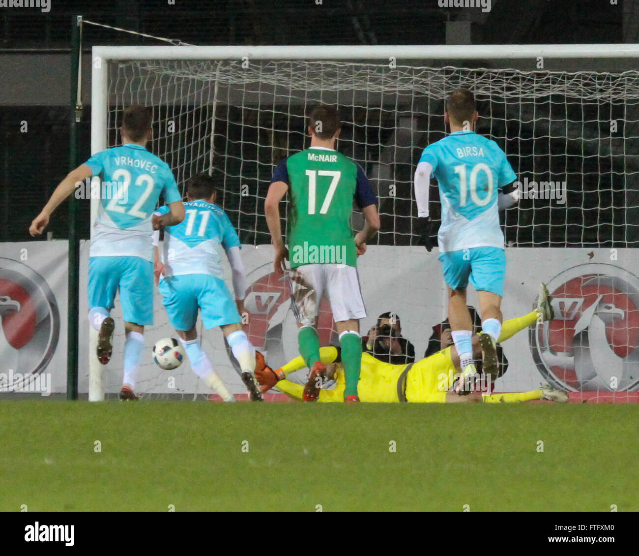 Stadio Nazionale, Belfast, Irlanda del Nord. Il 28 marzo 2016. Irlanda del Nord il portiere Roy Carroll salva questa pena da Milivoje Novakovic. David Hunter/Alamy Live News Foto Stock