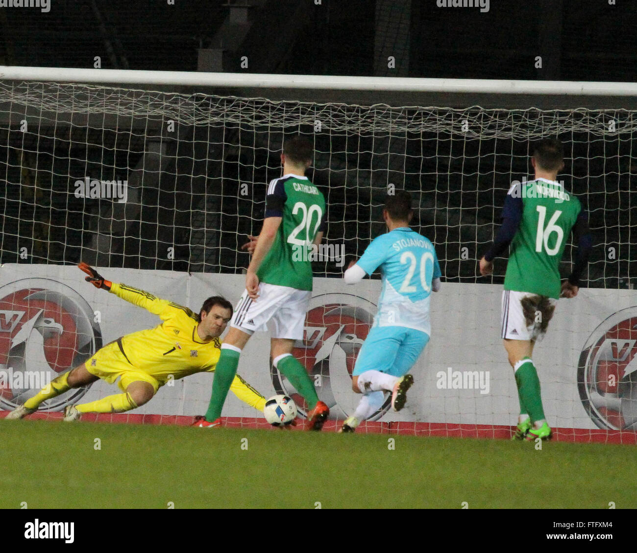 Stadio Nazionale, Belfast, Irlanda del Nord. Il 28 marzo 2016. Questo grande risparmio con l'Irlanda del Nord il portiere Roy Carroll ha negato la Slovenia vicino alla fine del gioco. David Hunter/Alamy Live News Foto Stock