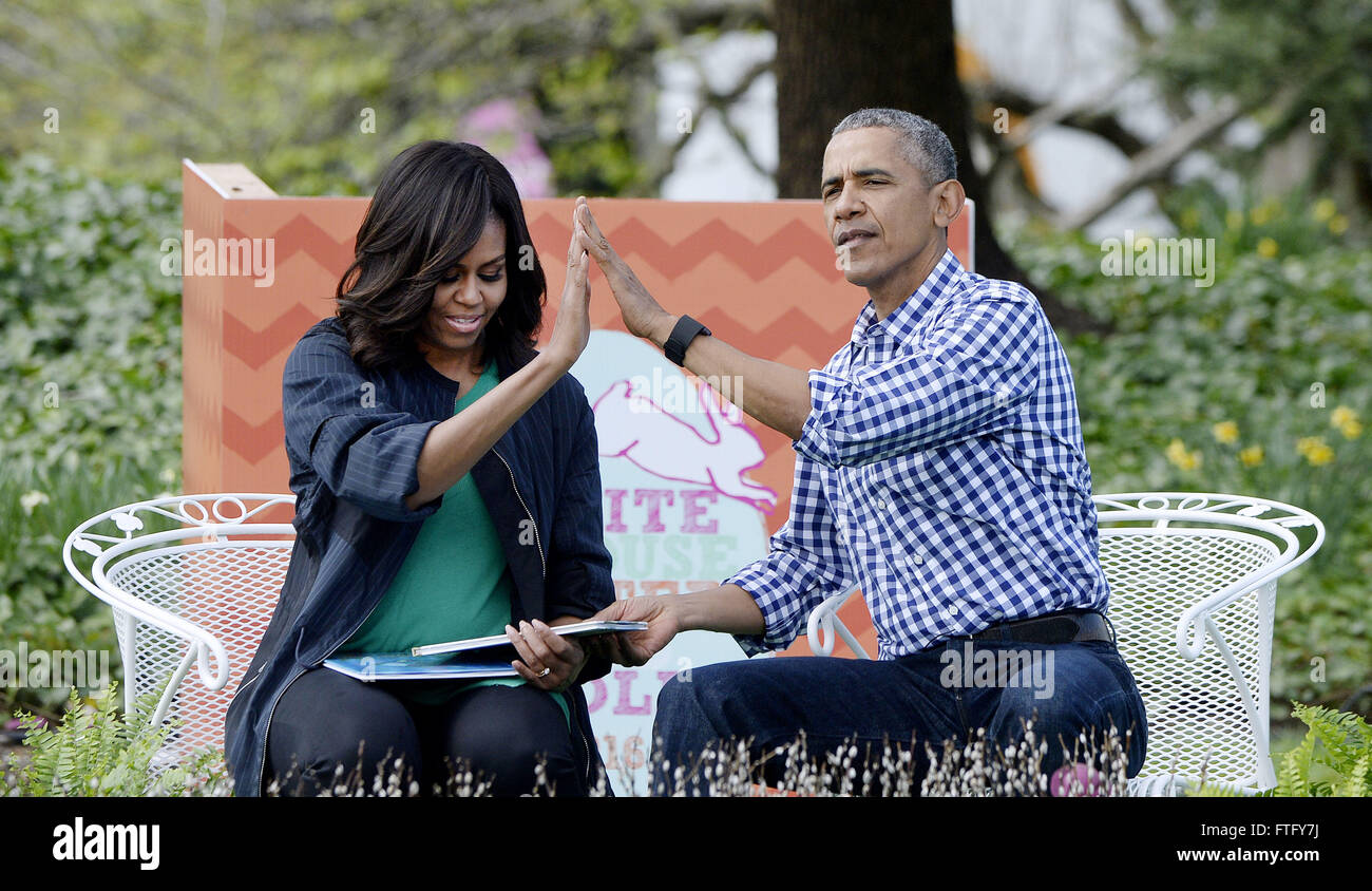 Washington, Distretto di Columbia, Stati Uniti d'America. 28 Mar, 2016. Il Presidente degli Stati Uniti Barack Obama (R) e la first lady Michelle Obama (L) leggi " dove le cose selvagge sono ''durante il White House Easter Egg Roll sul prato Sud della Casa Bianca Marzo 28, 2016 a Washington, DC.Credit: Olivier Douliery/Piscina via CNP Credito: Olivier Douliery/CNP/ZUMA filo/Alamy Live News Foto Stock