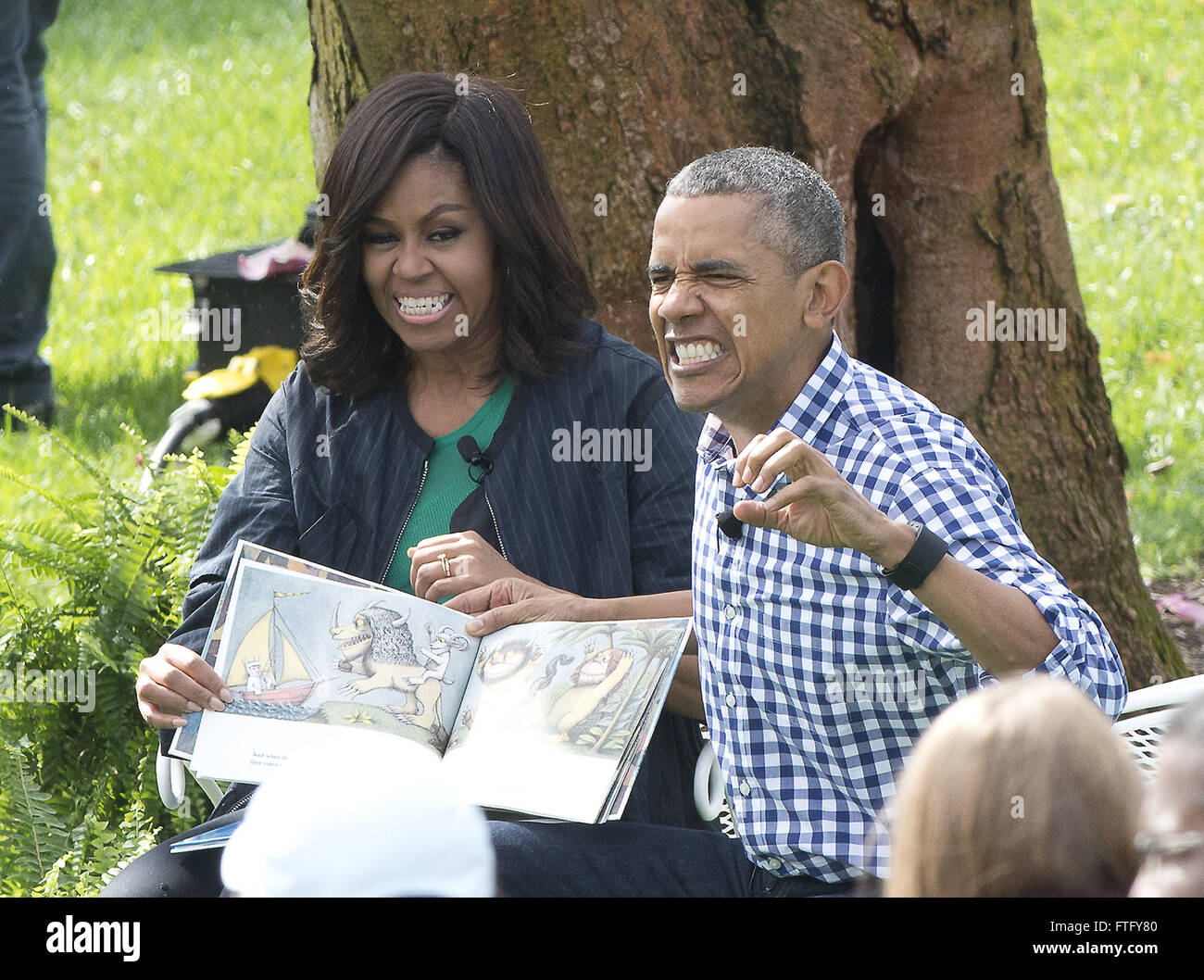 Washington, Distretto di Columbia, Stati Uniti d'America. 28 Mar, 2016. Il Presidente degli Stati Uniti Barack Obama e la first lady Michelle Obama leggi " dove le cose selvagge sono'' come essi ospitano 2016 White House Easter Egg Roll sul prato Sud della Casa Bianca di Washington, DC il lunedì, 28 marzo 2016.Credit: Ron Sachs/CNP Credito: Ron Sachs/CNP/ZUMA filo/Alamy Live News Foto Stock