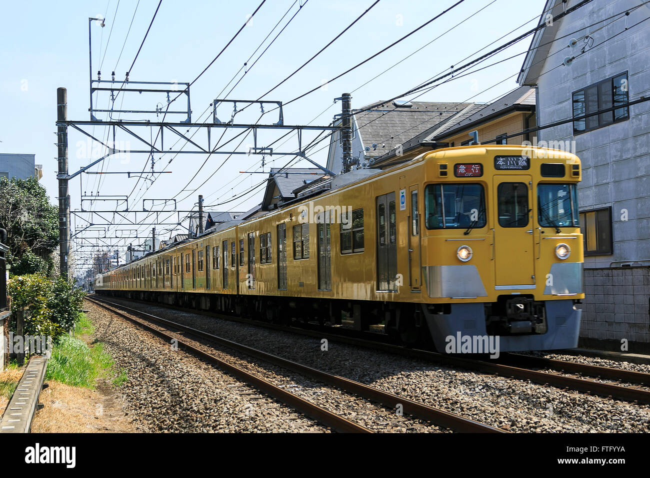 Un giallo Seibu treno corre sul Seibu Shinjuku line su Marzo 29, 2016, Tokyo, Giappone. Seibu Railway Corporation ha annunciato che si affitta intera carrelli per gruppi di partito, sulla sua Seibu Shinjuku, Ikebukuro, Hajima e linee di Kokubunji, permettendo al gruppo di scegliere quale stazione di essere prelevati e riaccompagnati a. Lo speciale servizio party è rivolto a gruppi di alunni specialmente quelli che precedentemente studiato e commutato lungo una delle linee. In collaborazione con Syoya Inc., una società specializzata nell'organizzazione alumni parti, il treno società sta prendendo le prenotazioni tramite fino a maggio Foto Stock