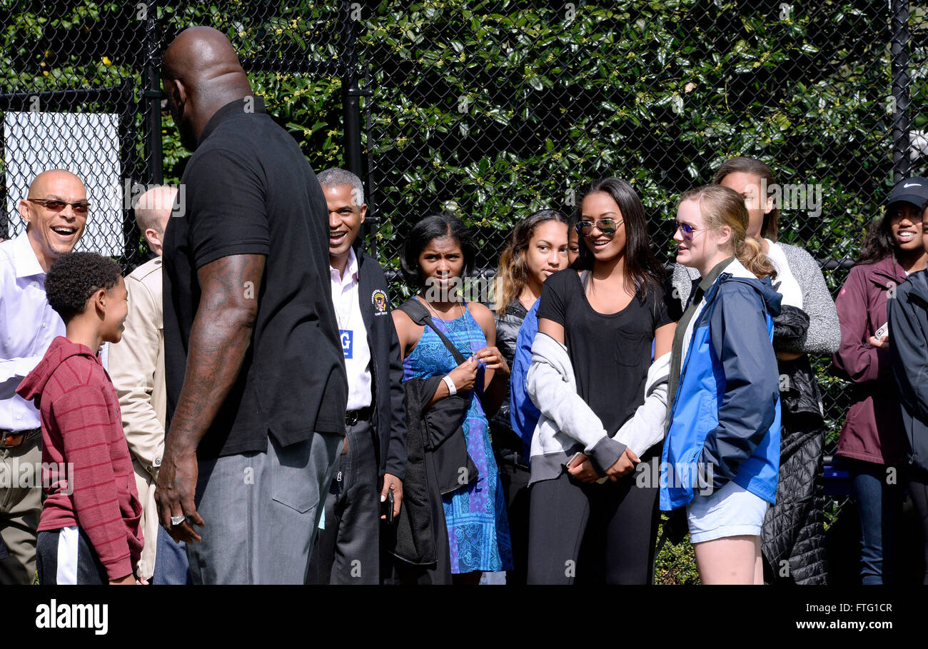 Washington, DC. 28 Mar, 2016. Sasha Obama (C) guarda American pensionati giocatore di pallacanestro professionale Shaquille O'Neal durante il White House Easter Egg Roll sul prato Sud della Casa Bianca Marzo 28, 2016 a Washington, DC. Credito: Olivier Douliery/Piscina via CNP - nessun filo SERVICE - © dpa/Alamy Live News Foto Stock