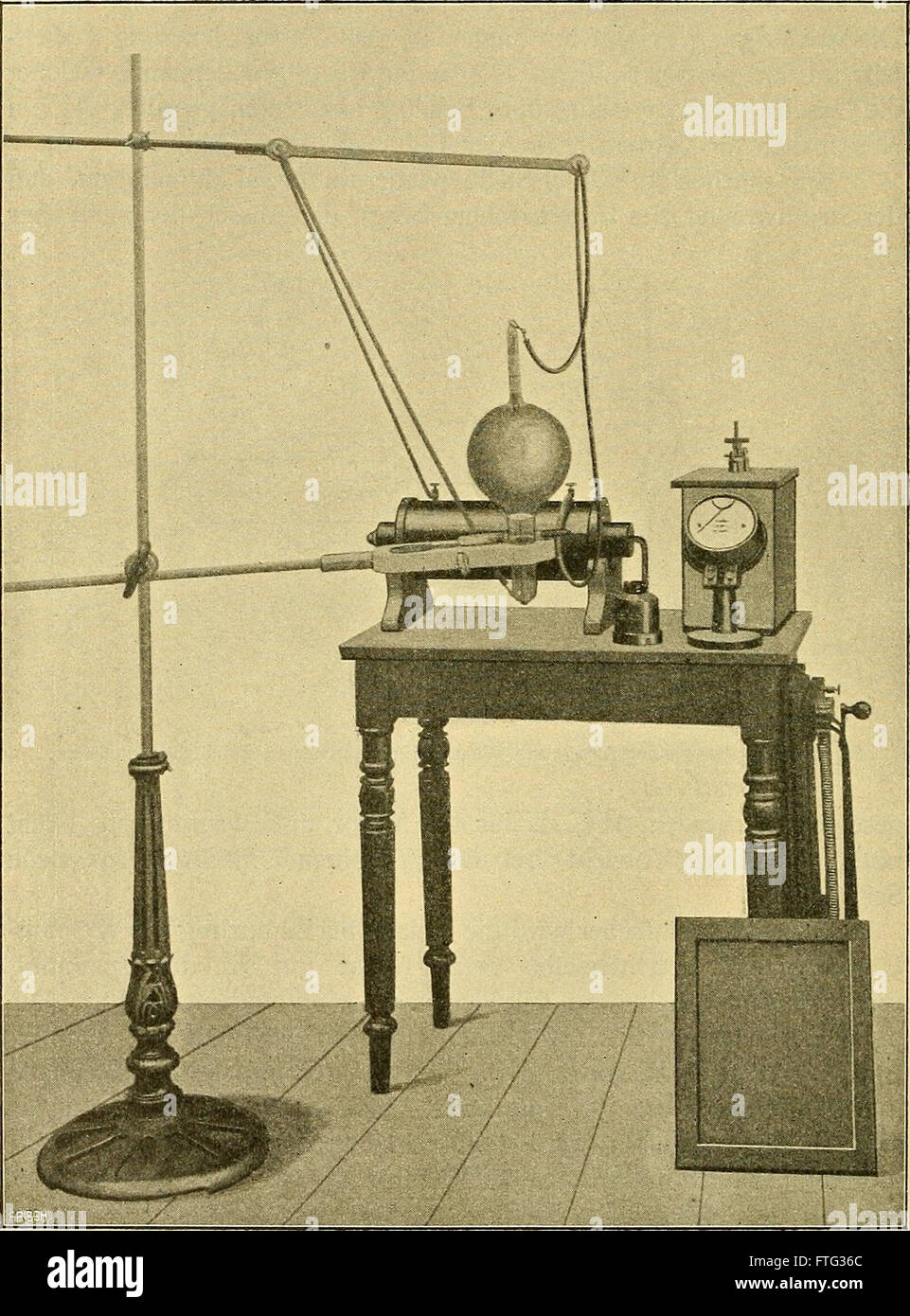 Questo lavoro del 1903 descrive i metodi e le tecnologie utilizzati nella generazione dei raggi X, offrendo informazioni sulle prime apparecchiature a raggi X e sulle loro applicazioni in campo scientifico e medico. Foto Stock