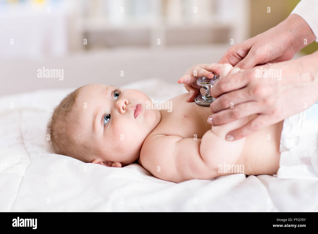 Medico ascolta il cuore con uno stetoscopio Foto Stock