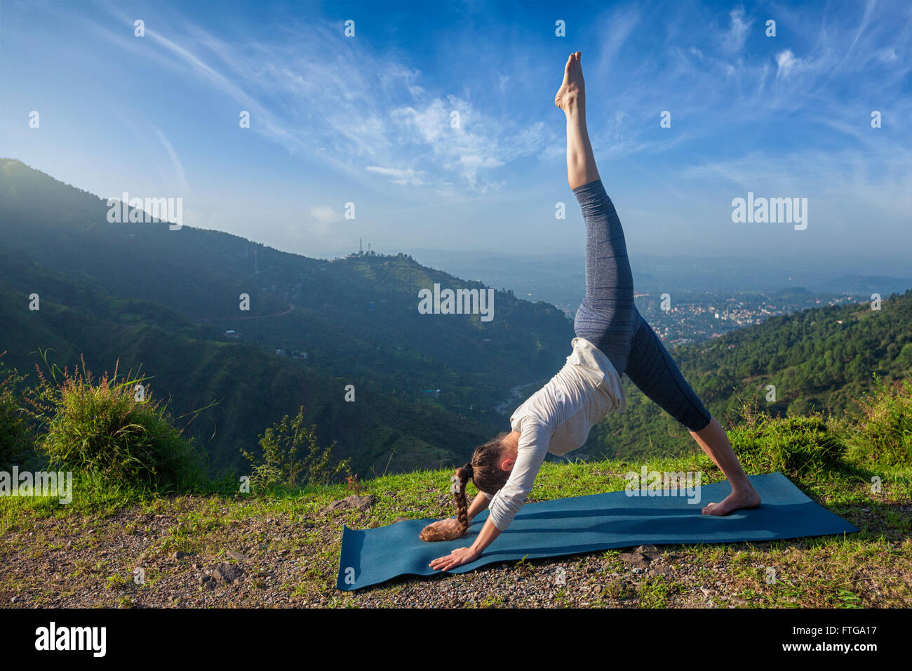 Giovane sportivo da donna adatta a praticare lo yoga oudoors Foto Stock