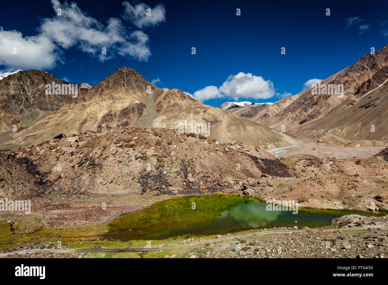 Paesaggio Himalayano con lago di montagna Foto Stock