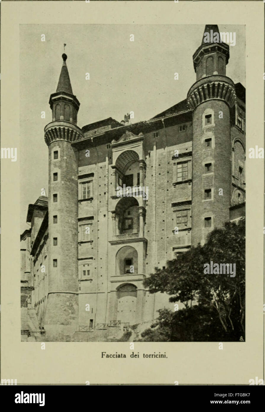"Il Palazzo Ducale di Urbino e la Galleria Nazionale delle Marche" (1922) esplora il significato architettonico e artistico del Palazzo Ducale di Urbino e della Galleria Nazionale delle Marche, concentrandosi sull'arte e l'architettura rinascimentale. Foto Stock