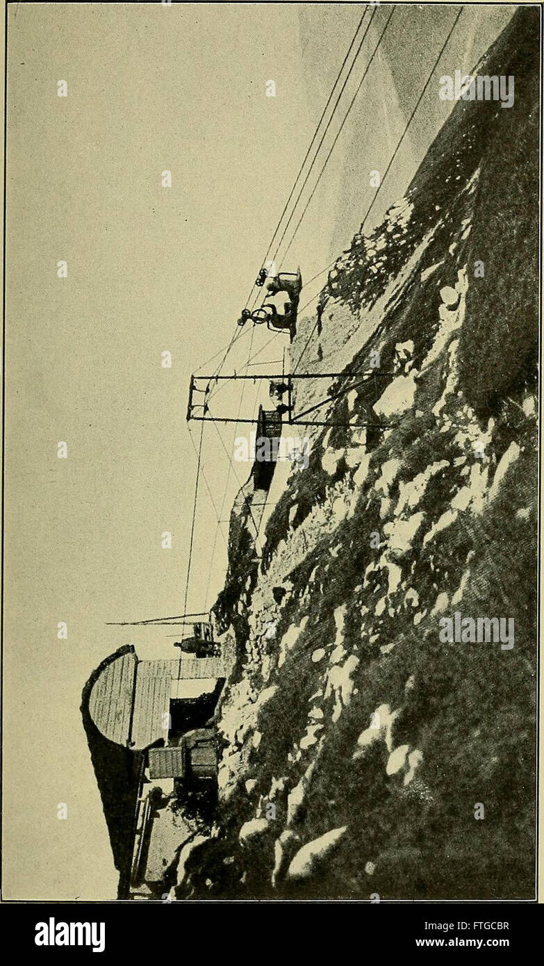 *L'Italia in guerra e gli Alleati in Occidente* (1917) discute l'impegno militare dell'Italia durante la prima guerra mondiale, descrivendo dettagliatamente le sue alleanze con le potenze occidentali e il suo ruolo nel conflitto più ampio. Foto Stock