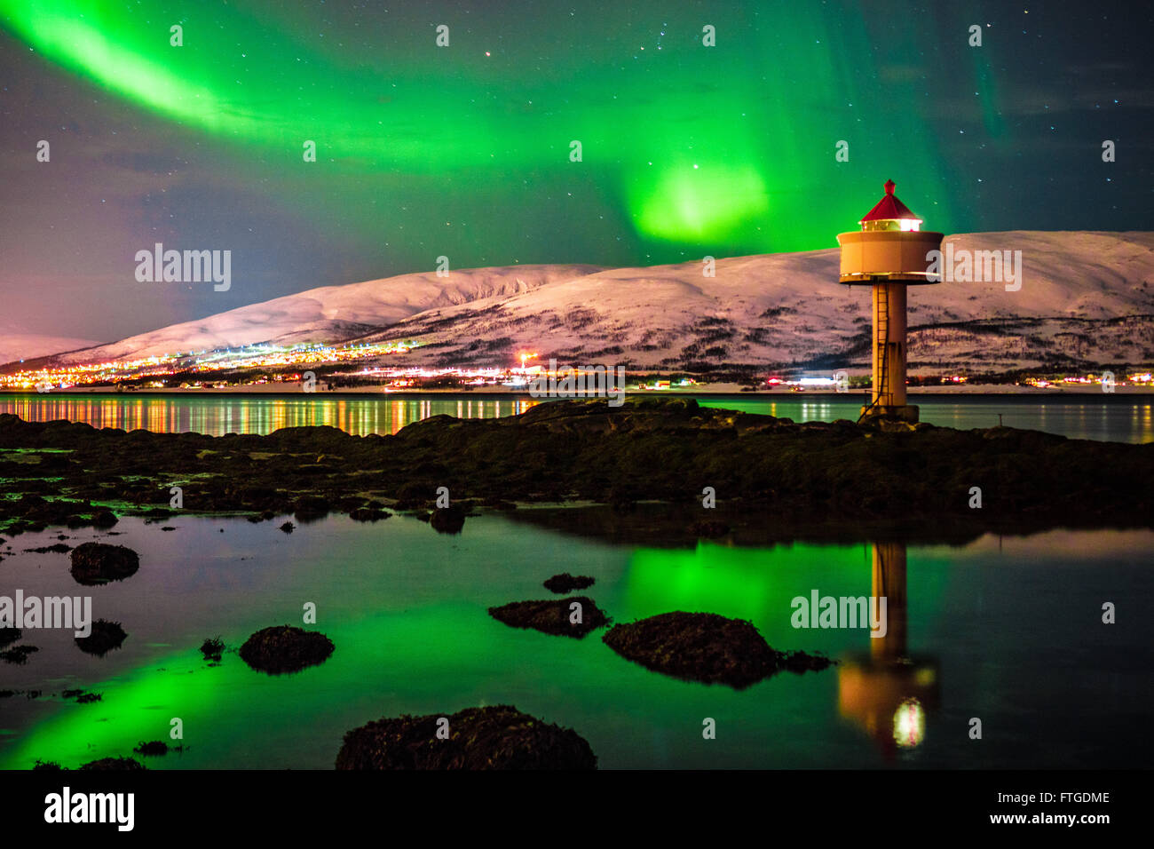 Aurora Boreale ballando sul fiordo, Tromso Norvegia settentrionale Foto Stock