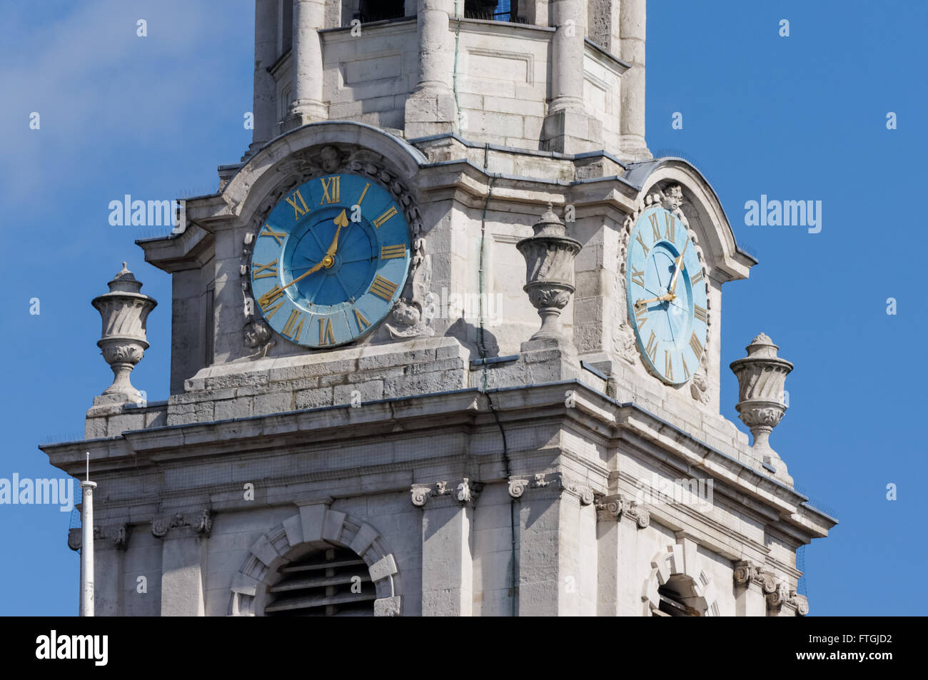 La torre dell'orologio di St Martin-in-the-Fields Church su Trafalgar Square, Londra England Regno Unito Regno Unito Foto Stock