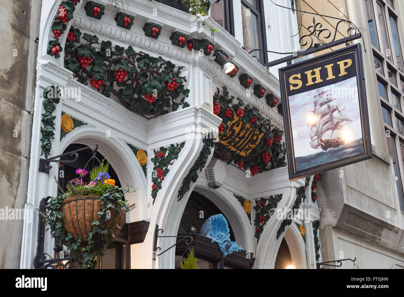 La nave pub su Hart Street, Londra England Regno Unito Regno Unito Foto Stock