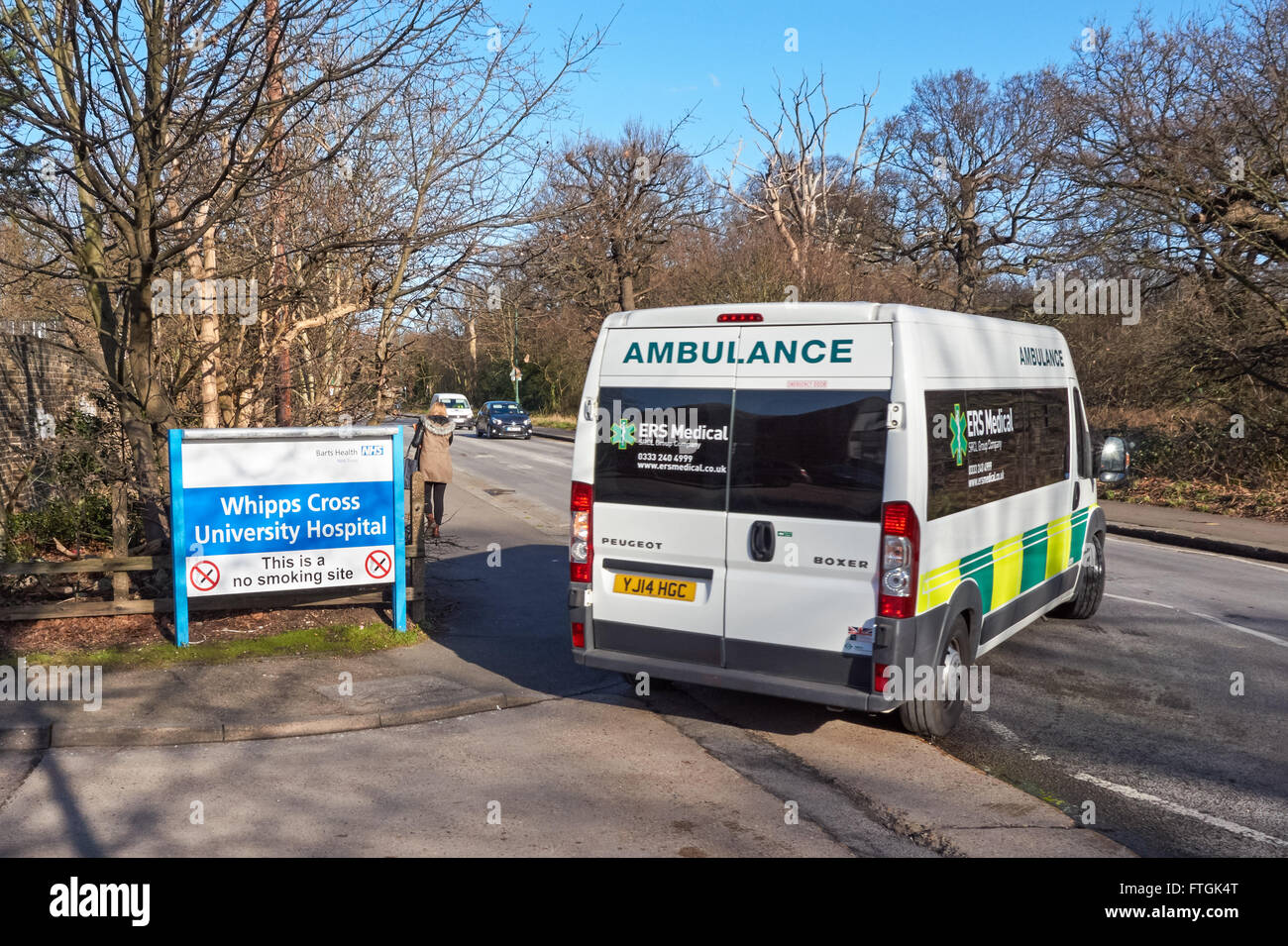 Ambulanza lasciando il Whipps Cross University Hospital di Londra England Regno Unito Regno Unito Foto Stock