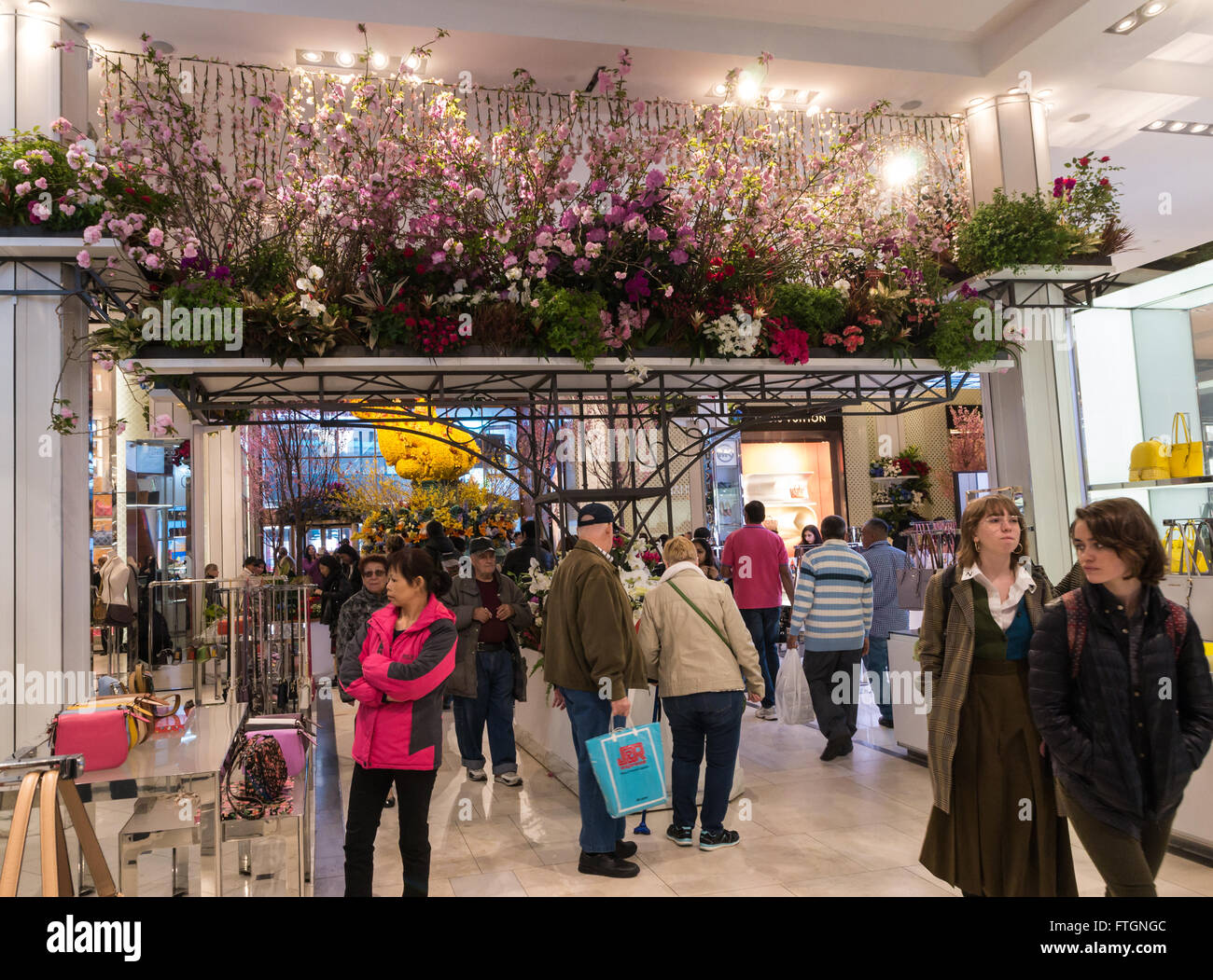 Macy's annuale di Flower Show: all'interno della sala principale con la gente che camminava circondata da composizioni floreali Foto Stock