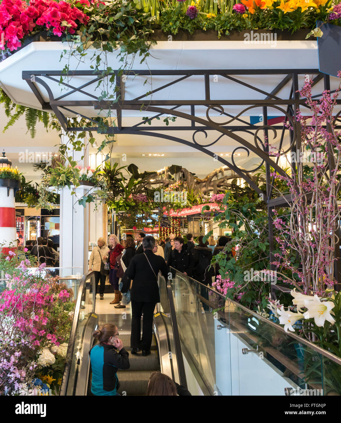 Macy's annuale di Flower Show:vista di escalator circondata da composizioni floreali nella sala principale del negozio Foto Stock