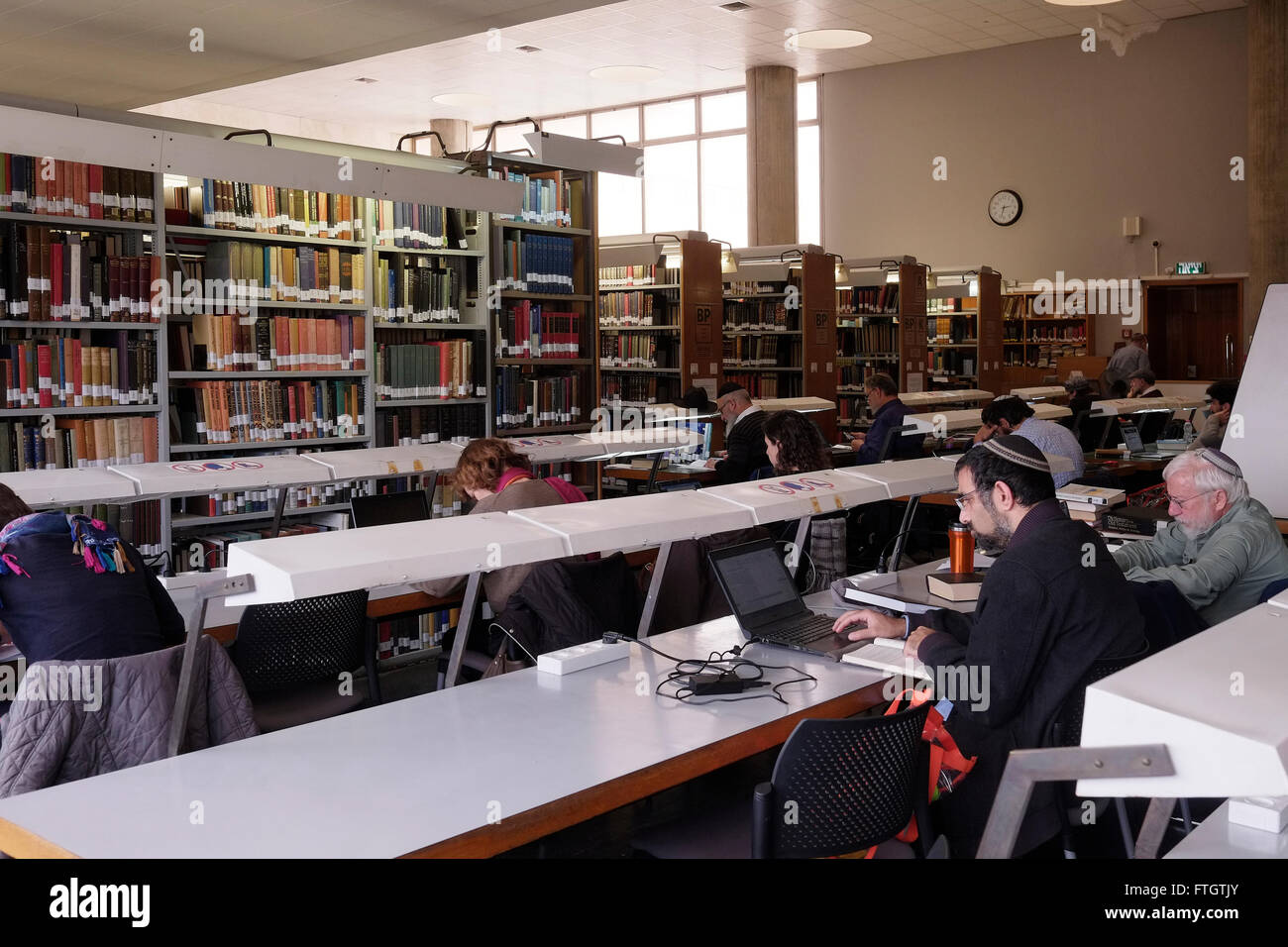 La sala lettura della Biblioteca Nazionale d'Israele, nel campus Givat RAM  dell'Università Ebraica di Gerusalemme, il 28 marzo 2016. La Biblioteca  Nazionale d'Israele è la biblioteca dedicata alla raccolta dei tesori  culturali