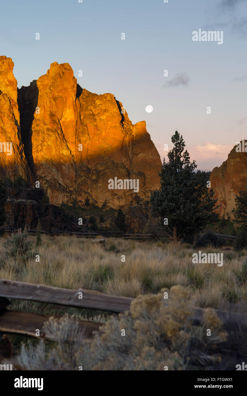 La luna tramonta come sole sorge su Smith Rock Oregon Foto Stock