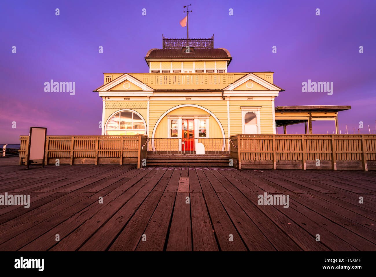Sunrise su St Kilda Pier e il chiosco, Melbourne, Australia Foto Stock