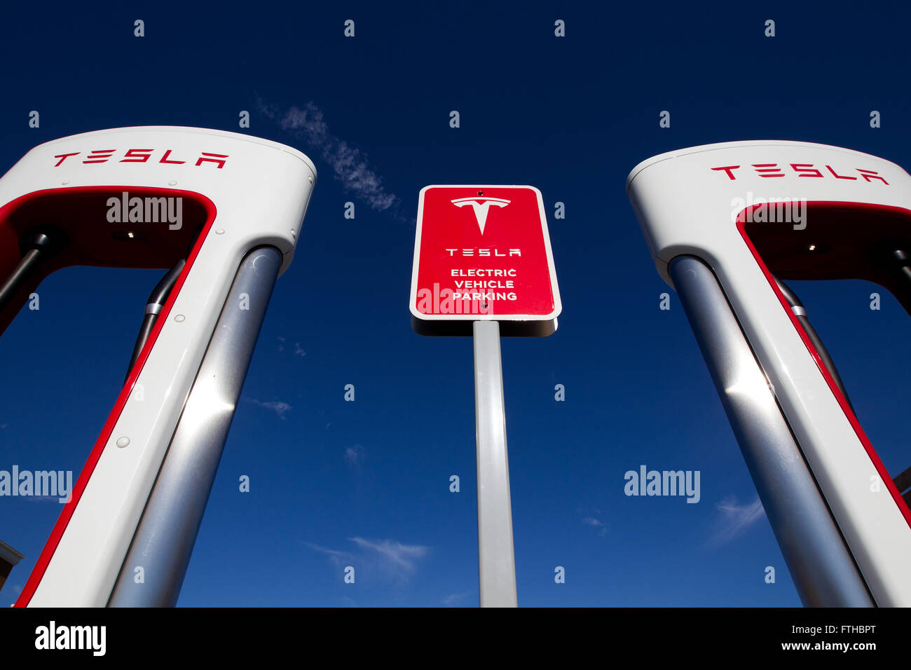 Tesla Motors unità di ricarica a King's Cross outlet mall in Kingston, Ont., martedì 9 Novembre 3, 2015. Foto Stock