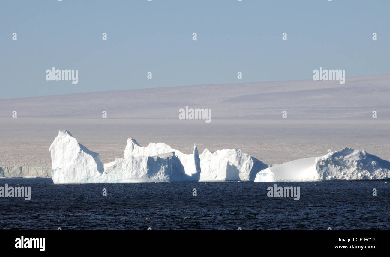 Iceberg e la icecap della Trinità penisola. Penisola antartica. L'Antartide. Foto Stock