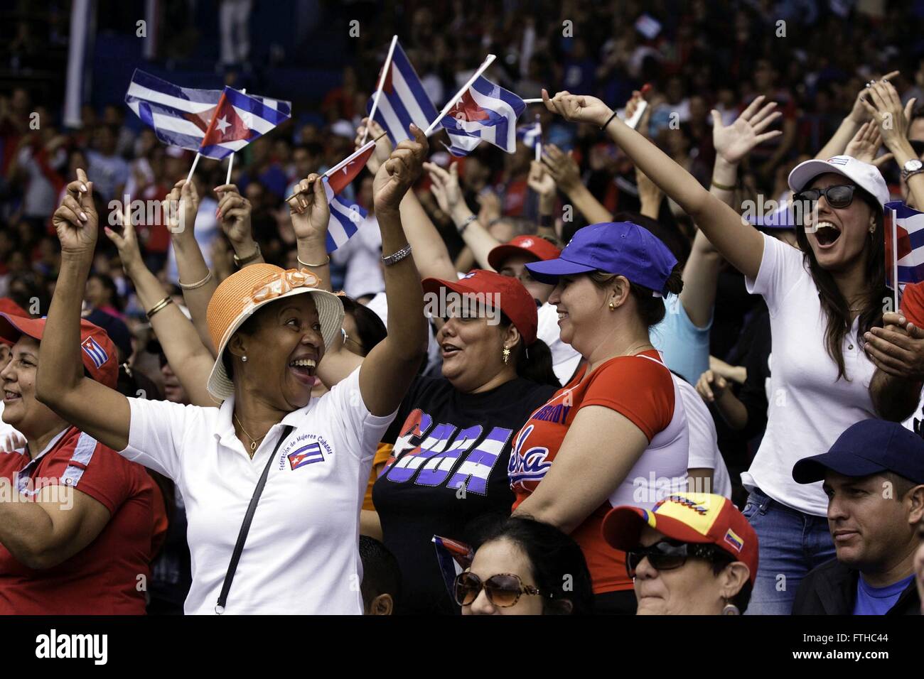 Ventole reagiscono durante una mostra di baseball gioco tra il Tampa Bay Rays e nazionale cubana di squadra a Estadio latino-americano a cui hanno partecipato il Presidente degli Stati Uniti Barack Obama Marzo 22, 2016 a L'Avana, Cuba. Foto Stock