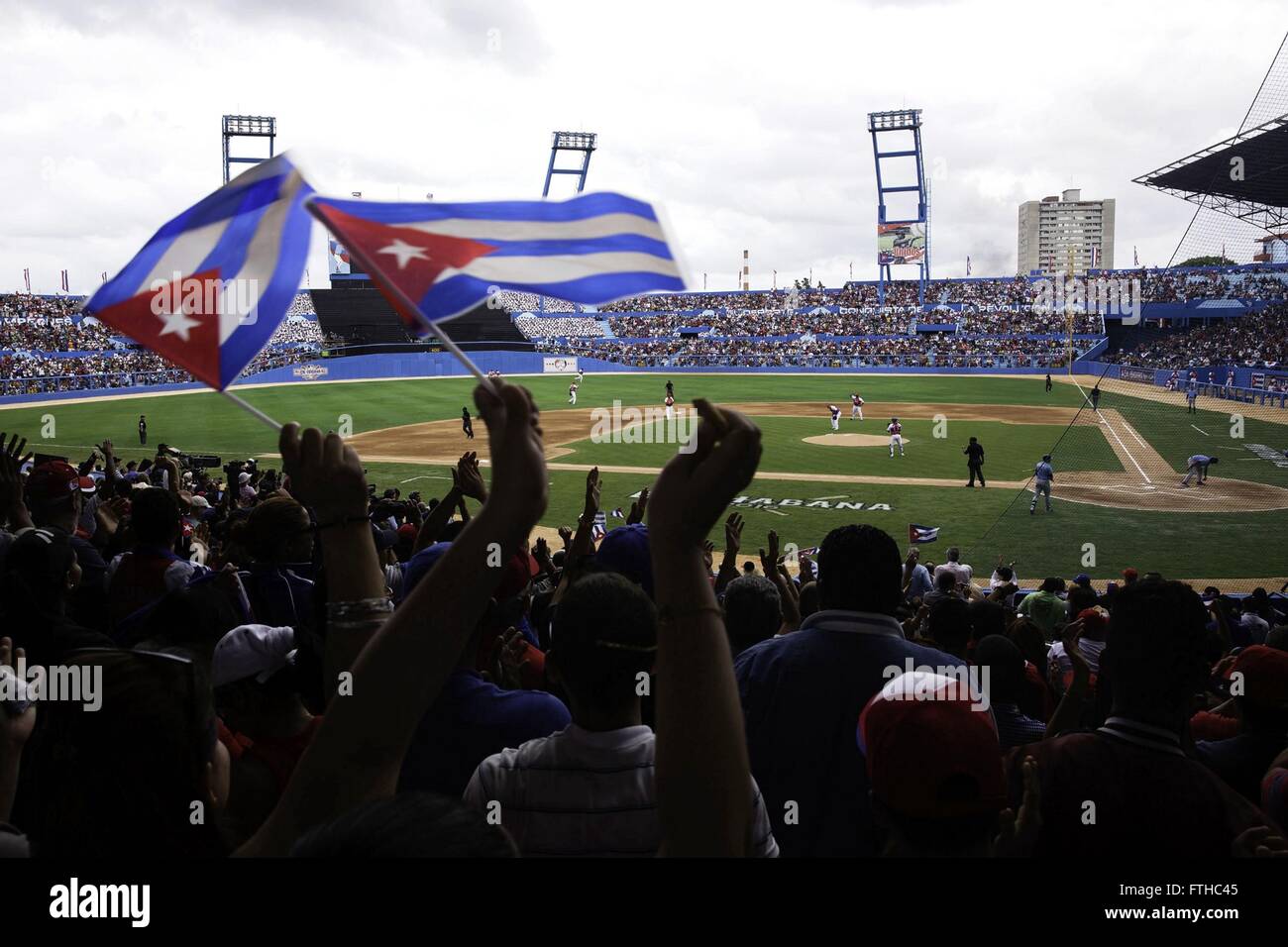 Ventole reagiscono durante una mostra di baseball gioco tra il Tampa Bay Rays e nazionale cubana di squadra a Estadio latino-americano a cui hanno partecipato il Presidente degli Stati Uniti Barack Obama Marzo 22, 2016 a L'Avana, Cuba. Foto Stock