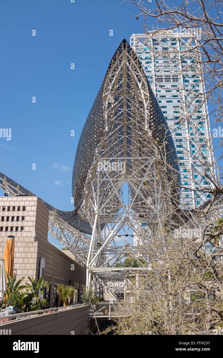 " El Peix' - il pesce, la scultura di Frank Gehry nel quartiere della Barceloneta, Barcellona Foto Stock