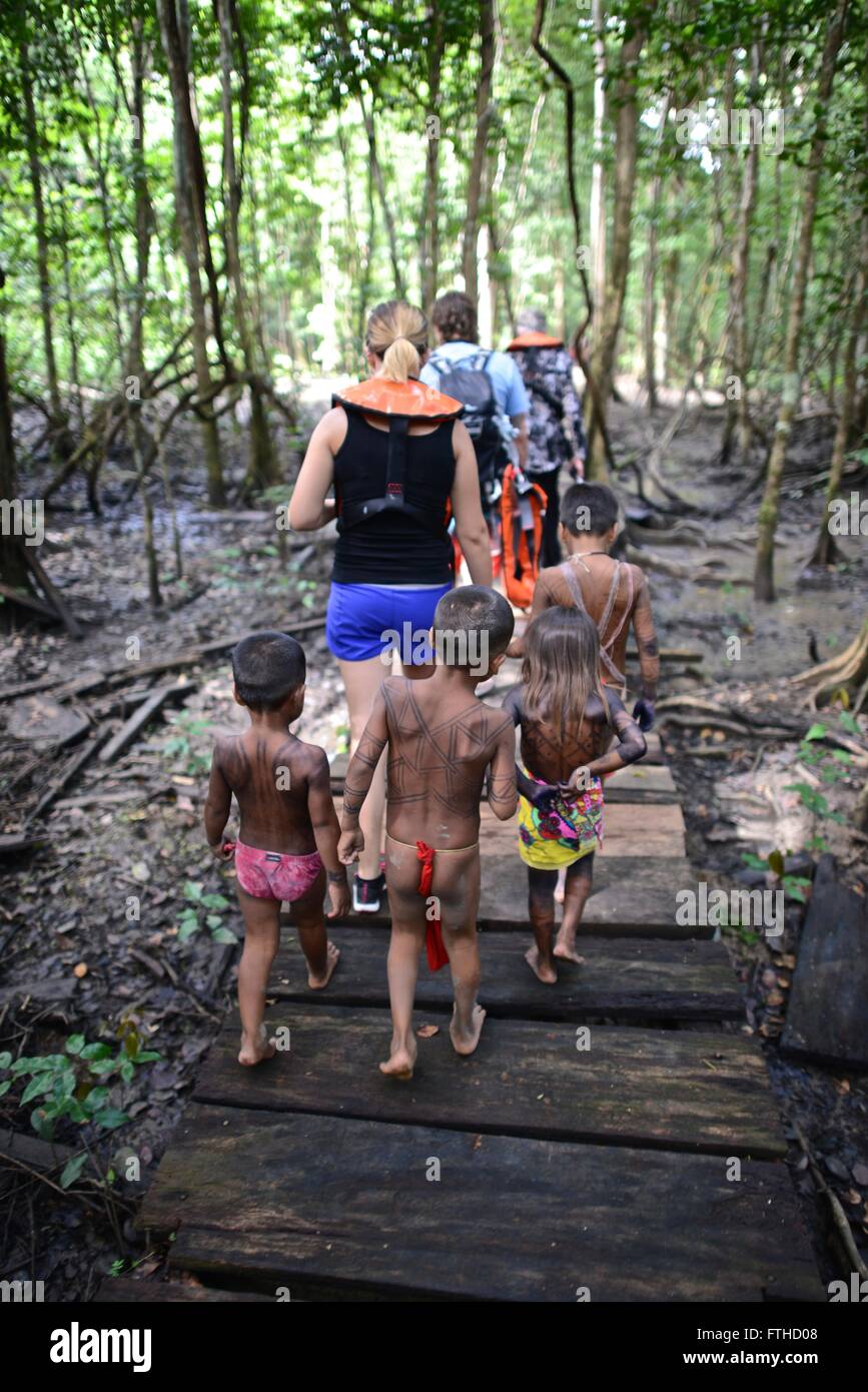 I turisti che arrivano al Embera comunità indigena di La Chunga. Sambu distretto. Regione di Darien. Foto Stock