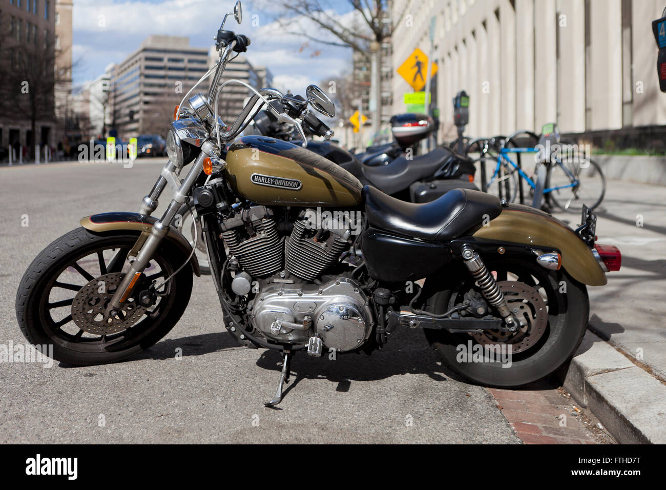 500cc Harley Davidson Moto parcheggiata sul ciglio della strada - USA Foto Stock