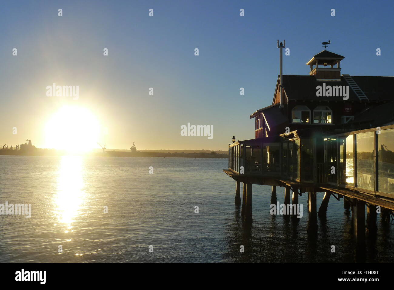 San Diego Pier Cafe e il tramonto di San Diego Bay Foto Stock