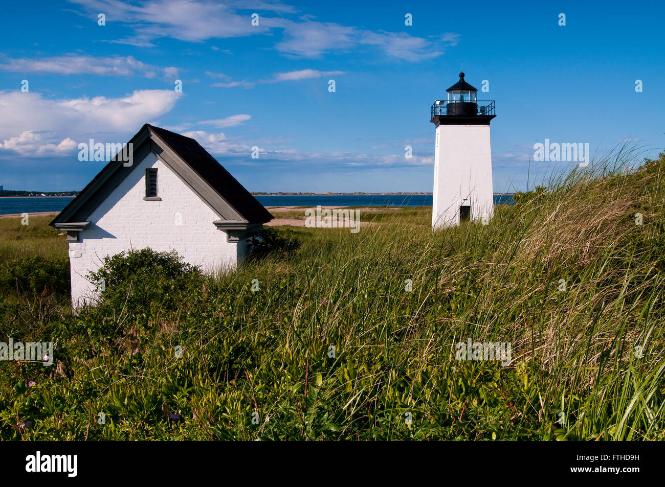Storico punto lungo faro in una calda giornata estiva situato in corrispondenza della punta di Cape Cod, al di fuori della a Provincetown, Massachusetts. Foto Stock