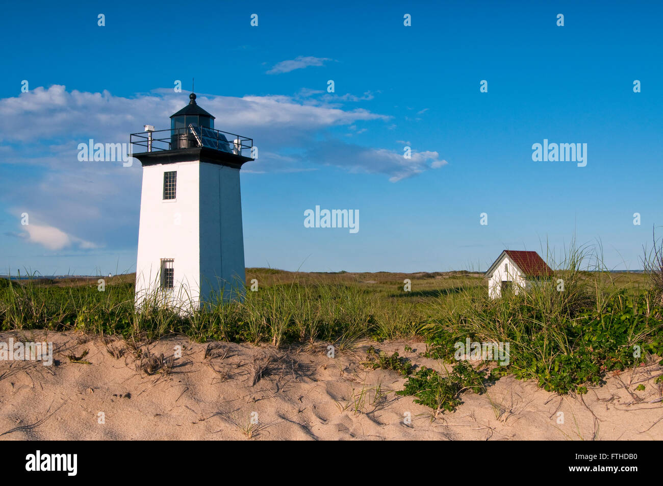 Legno faro di estremità su una soleggiata giornata estiva lungo la spiaggia al di fuori dell a Provincetown, alla fine di Cape Cod, nel Massachusetts. Foto Stock