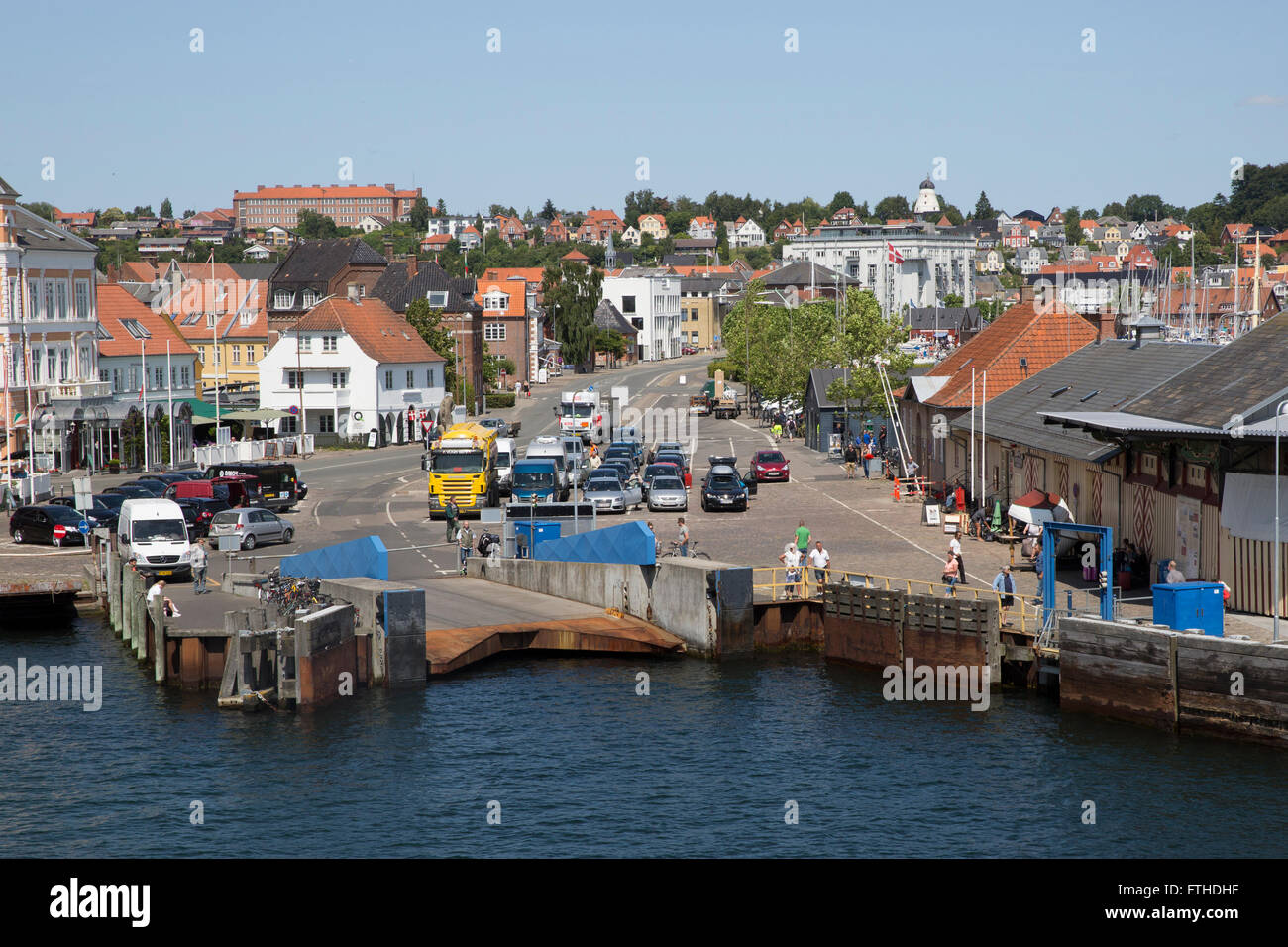 Automobili in attesa di sbarco dei traghetti di Svendborg, Danimarca Foto Stock