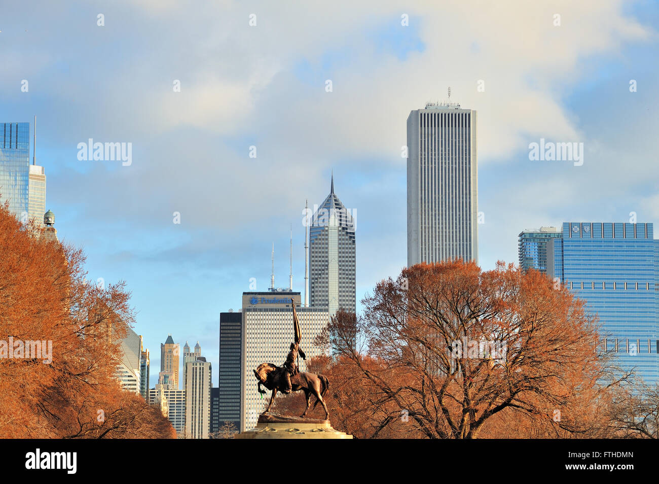 Una porzione sullo skyline di Chicago illuminata al di sotto di alcune basse nuvole pensili aumenti oltre il Grant Park nel centro di Chicago, Illinois, Stati Uniti d'America. Foto Stock