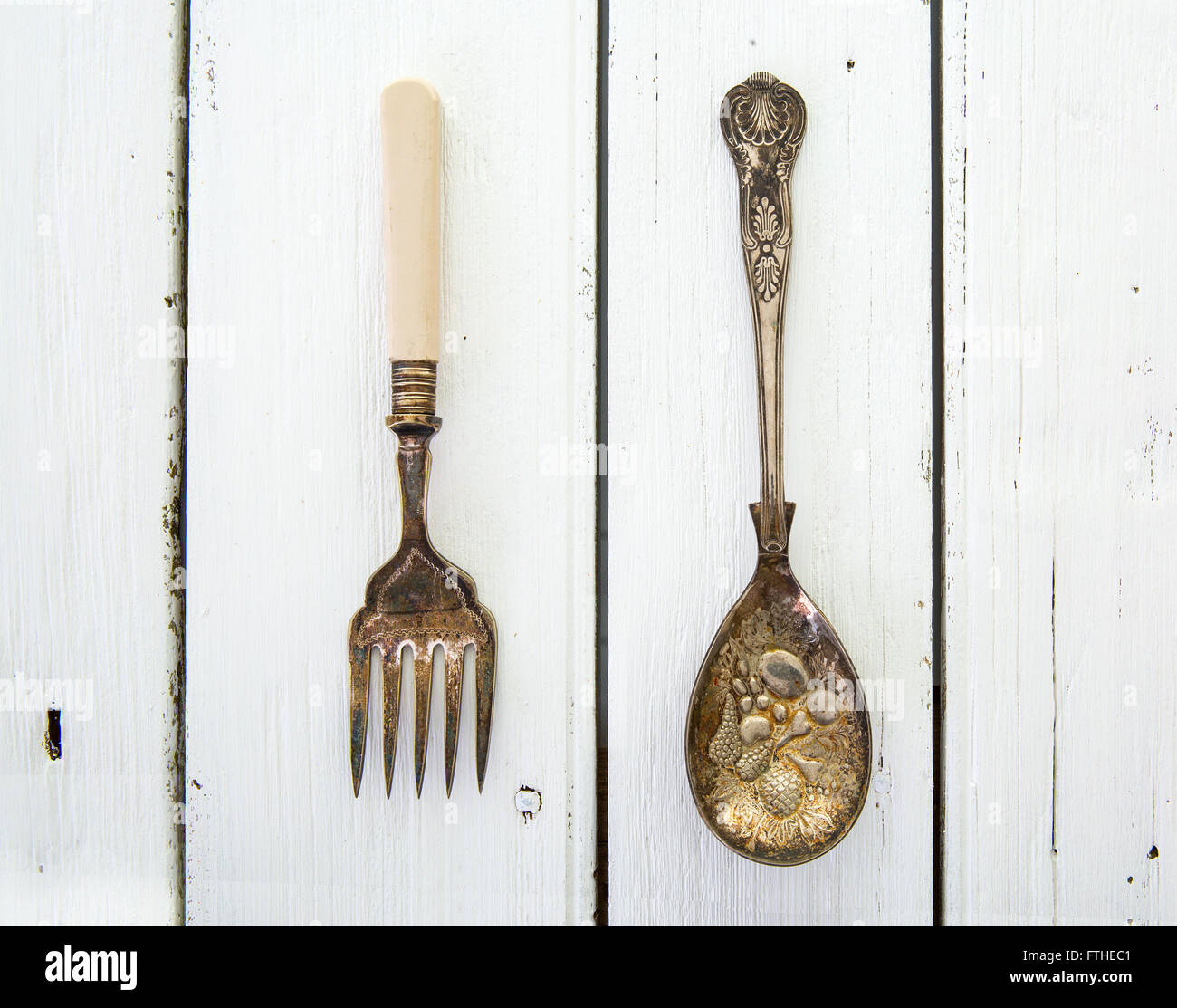 Vintage Cucchiaio e forchetta su un bianco rustico tavolo in legno Foto Stock