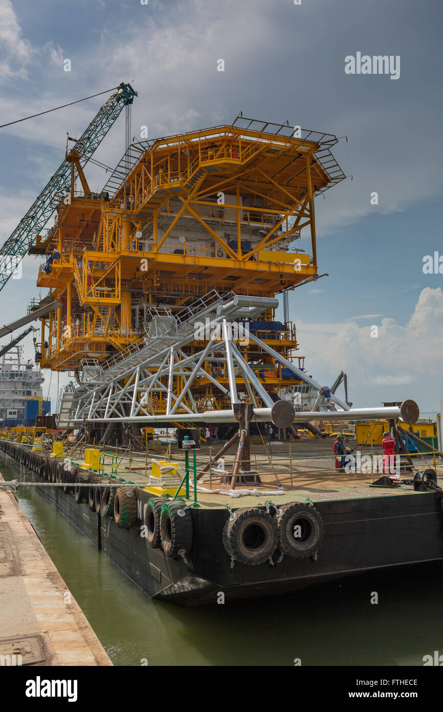 Rig fesa su chiatta prima vela di distanza Foto Stock