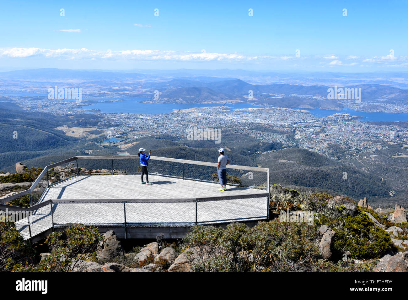 Vista su Hobart dal belvedere sulla sommità del Monte Wellington, Hobart, Tasmania, Australia Foto Stock