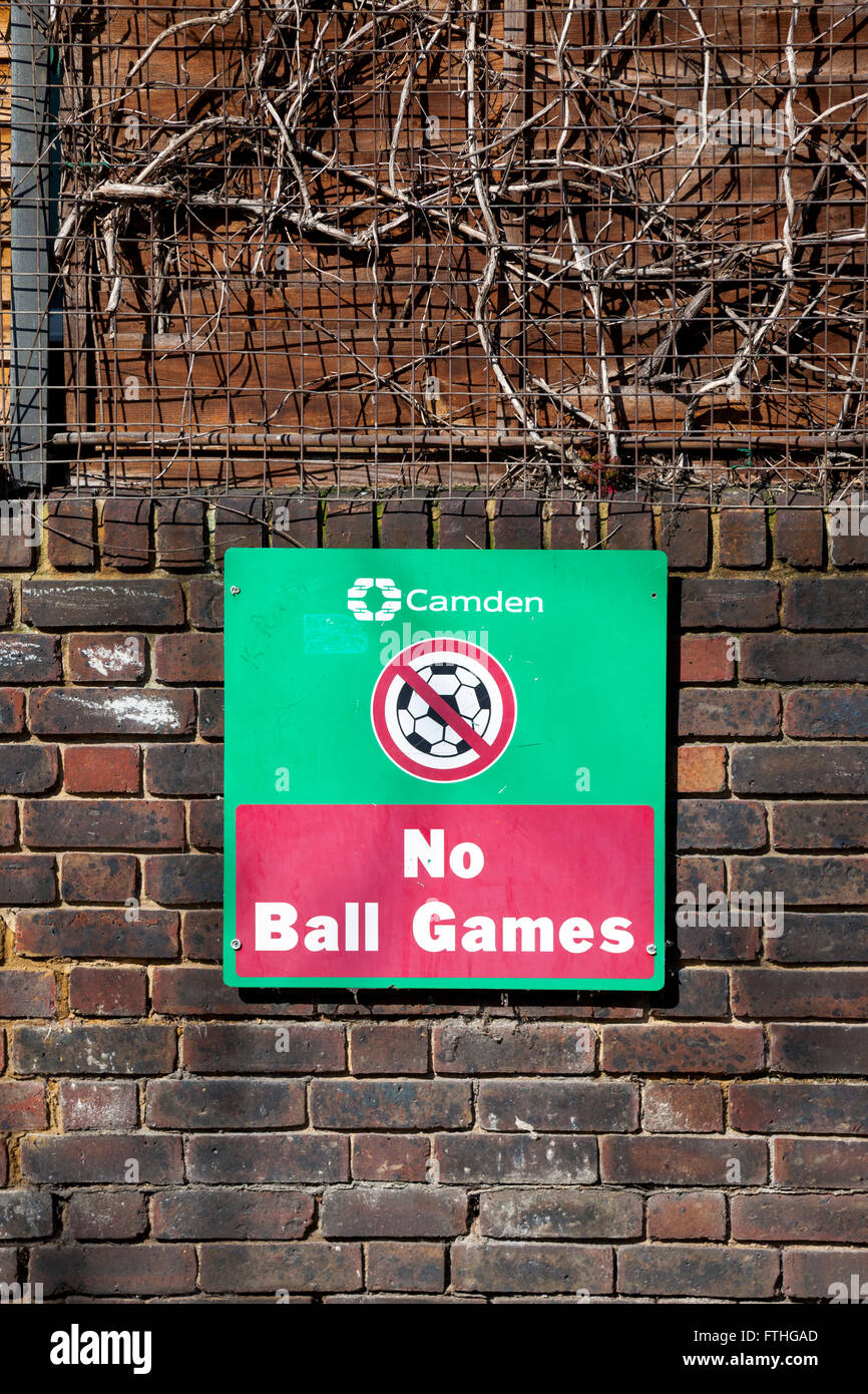 'Nessuna palla giochi segno" presso il consiglio estate in Camden Foto Stock