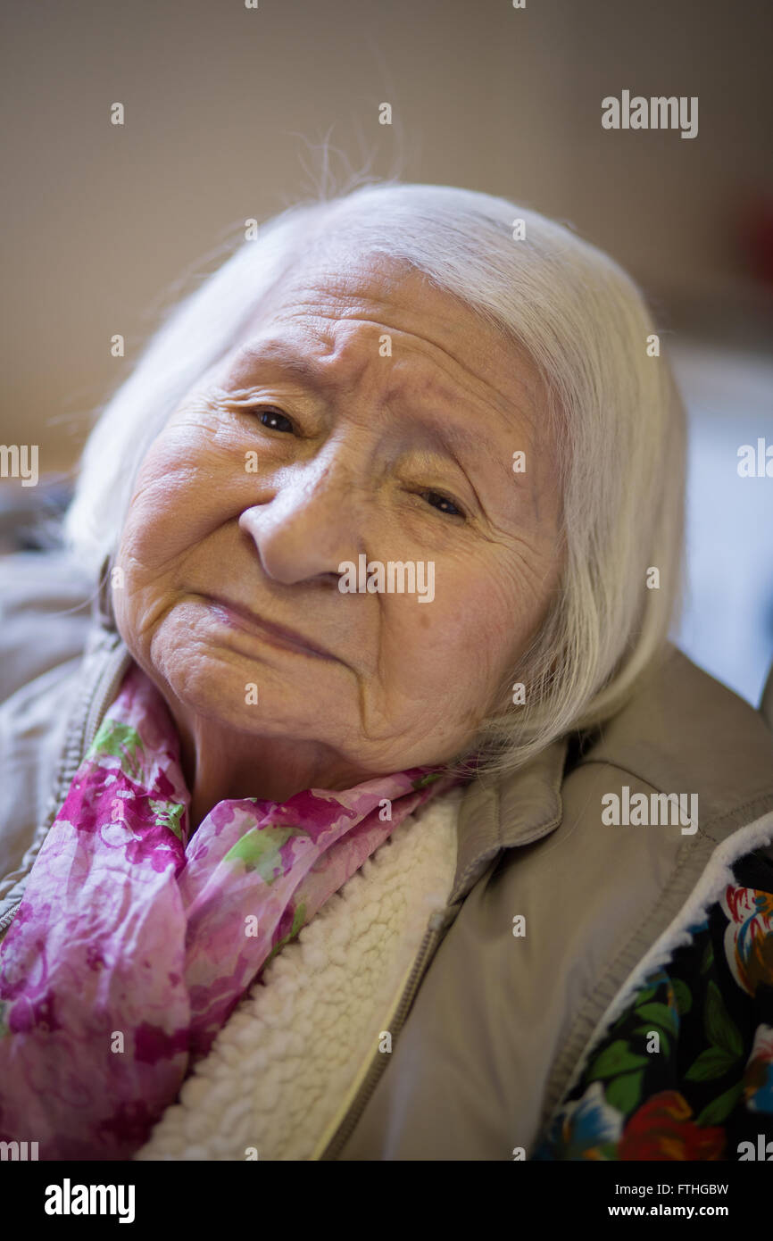 Anziana signora cinese guardando attentamente nella fotocamera Foto Stock