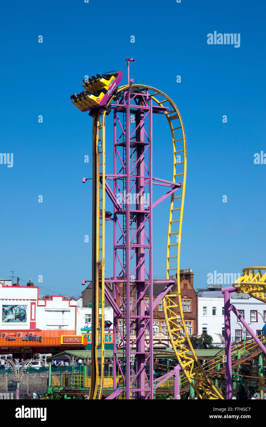 Rollercoaster carrello salire una ripida caduta (Adventure Island, Southend-on-Sea, Regno Unito) Foto Stock