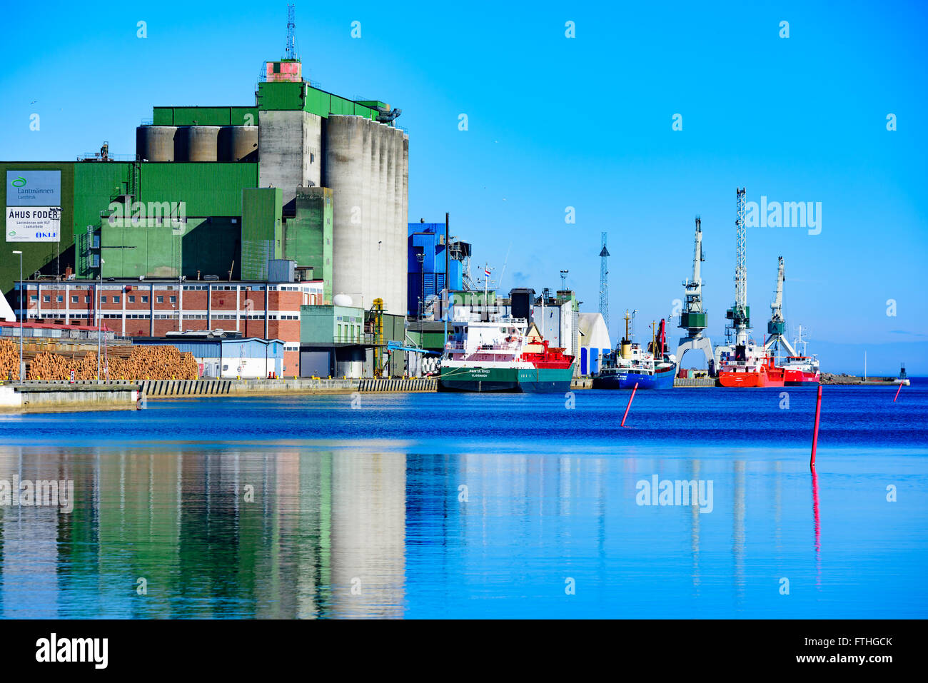 Ahu, Svezia - 20 Marzo 2016: il porto di Uta è uno del sud Swedens più importanti porte di bulk. Qui si vede dal canale Foto Stock