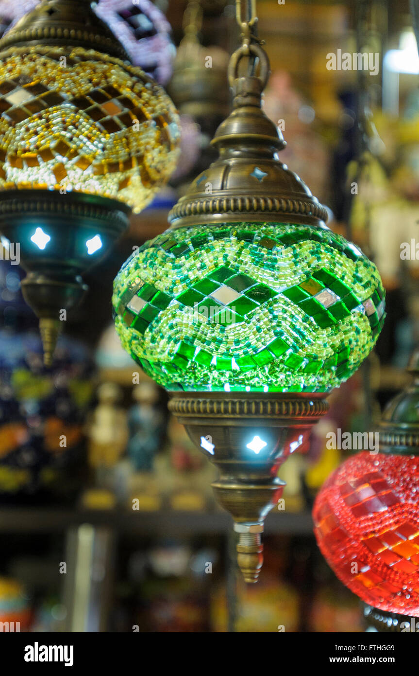 Stile turco mosaico lampade pendenti in vendita presso il Grand Bazaar Kapali Carsi (mercato coperto) ad Istanbul in Turchia Foto Stock
