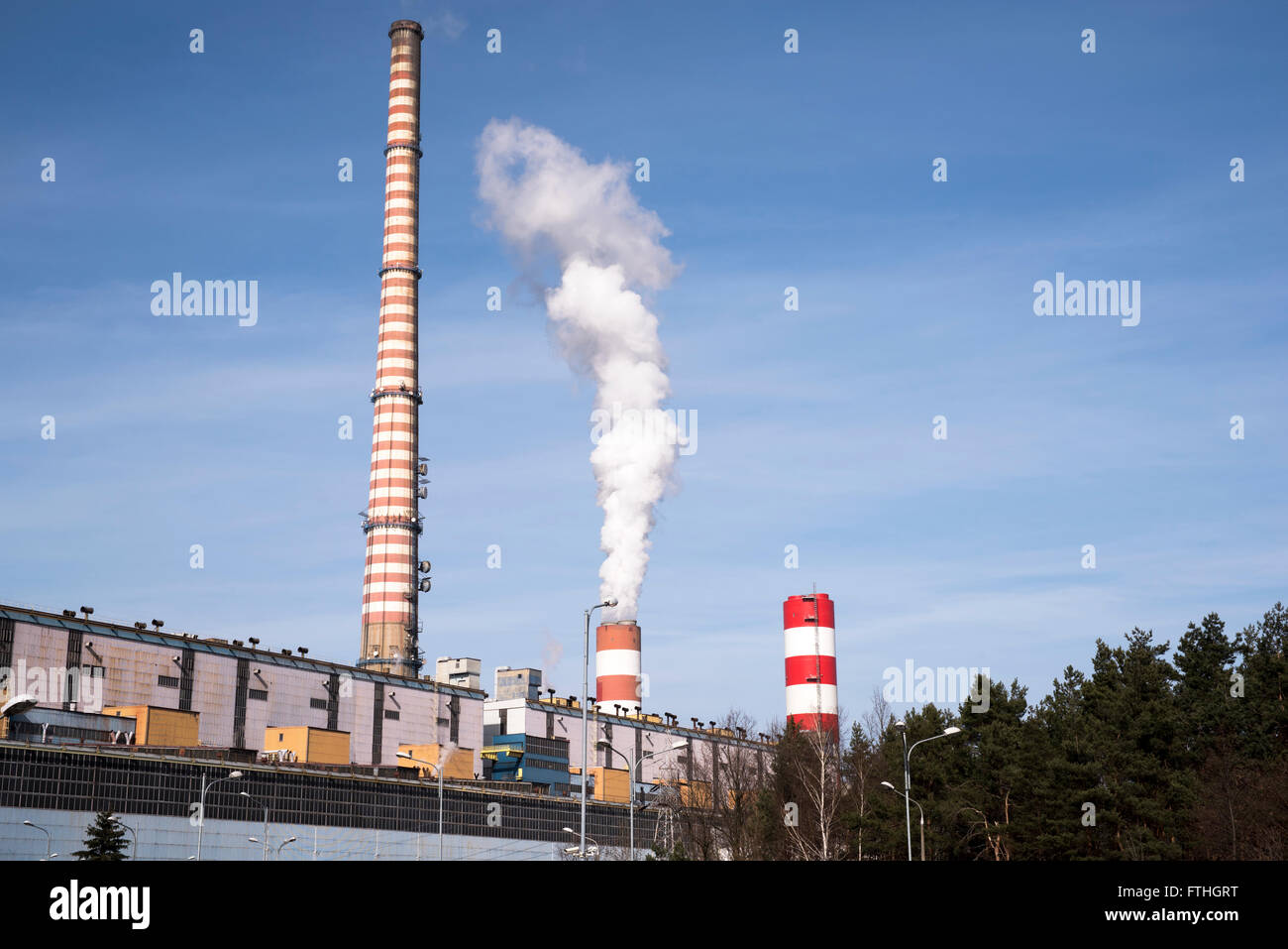 Una foto di edifici industriali da ciminiere Foto Stock