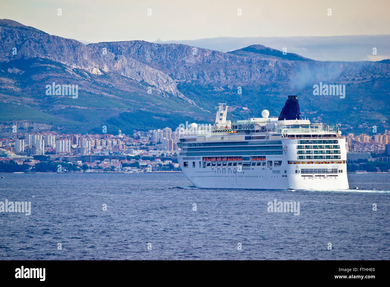 Cruiser nave in Split watefront acque, mare Adriatico, Croazia Foto Stock