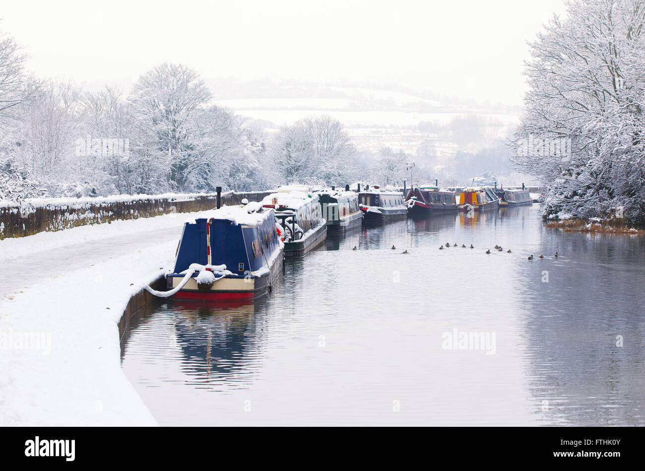 Barche ormeggiate sul Kennet and Avon Canal in inverno Foto Stock