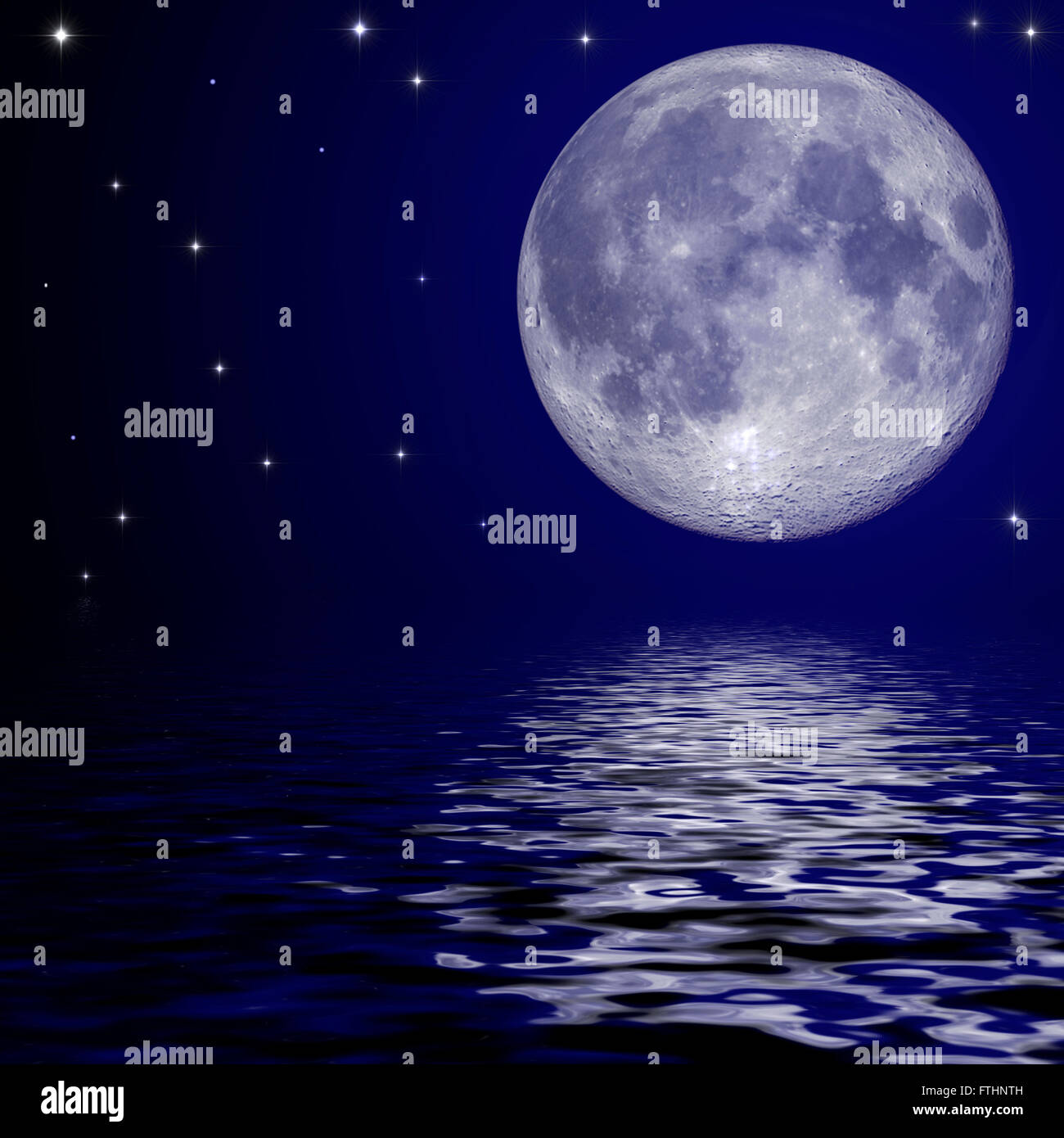 Luna piena e stelle si riflette nella superficie dell'acqua Foto Stock