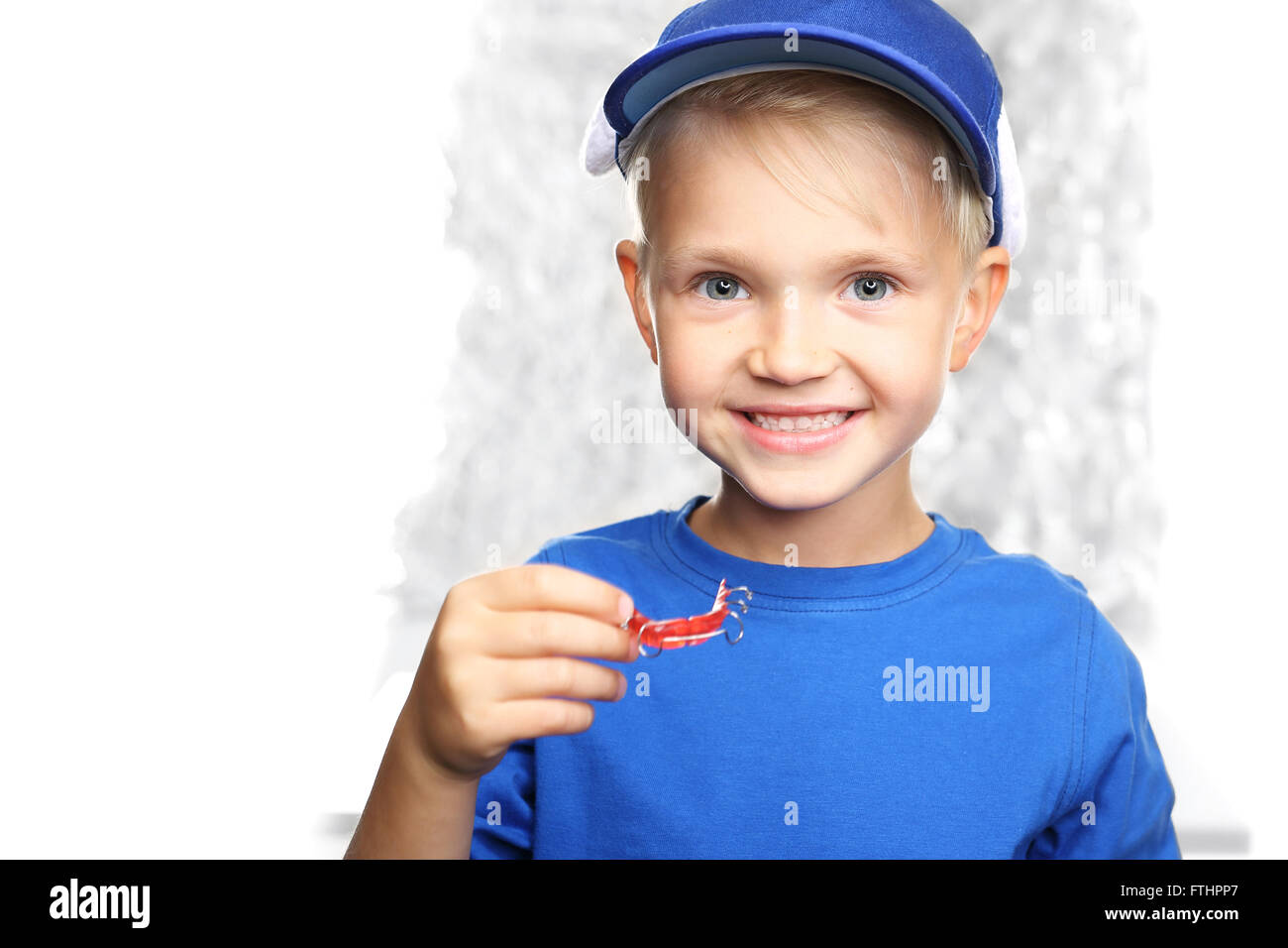 Ortodonzia per i bambini in età prescolare, con bretelle. Apparecchio ortodontico, bel sorriso di un bambino Foto Stock